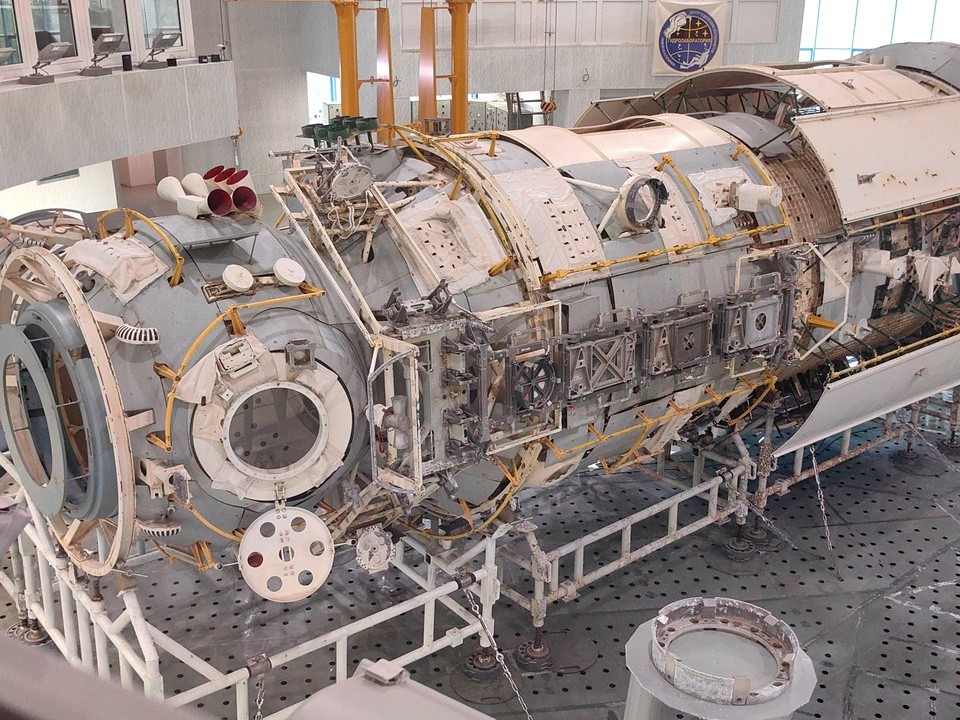 Российские космонавты поздравили с Днем флага прямо с орбиты