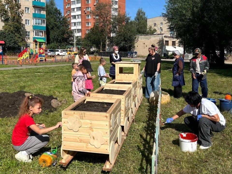 Новый паровозик-клумба украсил микрорайон Депо в Лобне