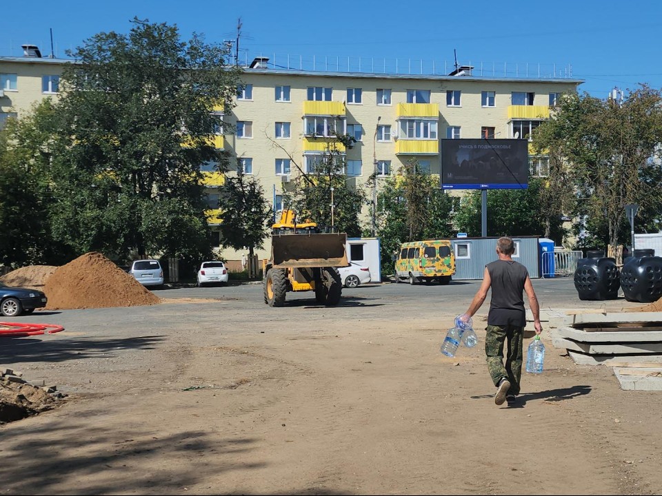 В Истре начали снимать асфальт на парковке напротив администрации