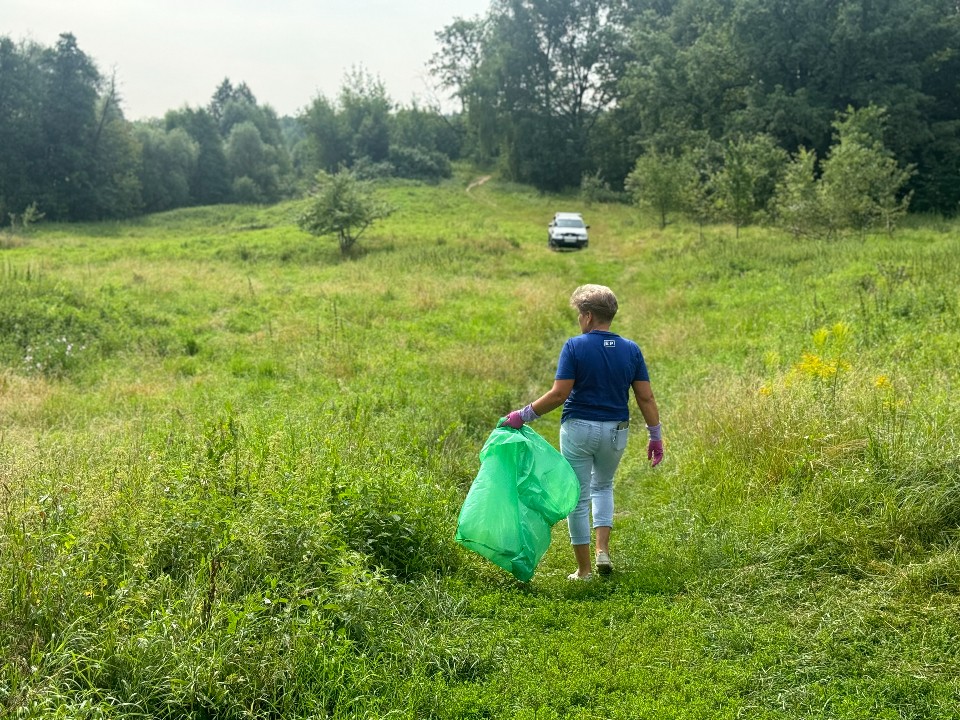 Волонтеры Лотошина привели в порядок территорию парка Дубки