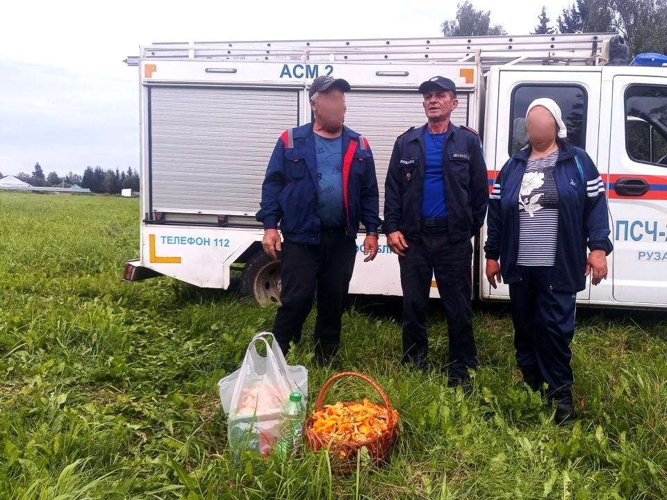 Спасатели нашли и вывели мужчину и женщину, заблудившихся в лесу Рузского округа