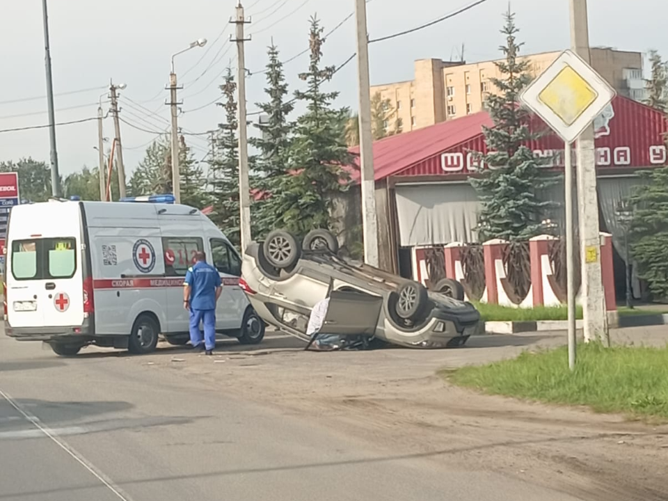 «Уснувшая» машина под охраной инспекторов попала на видео автолюбителя из Фрязина