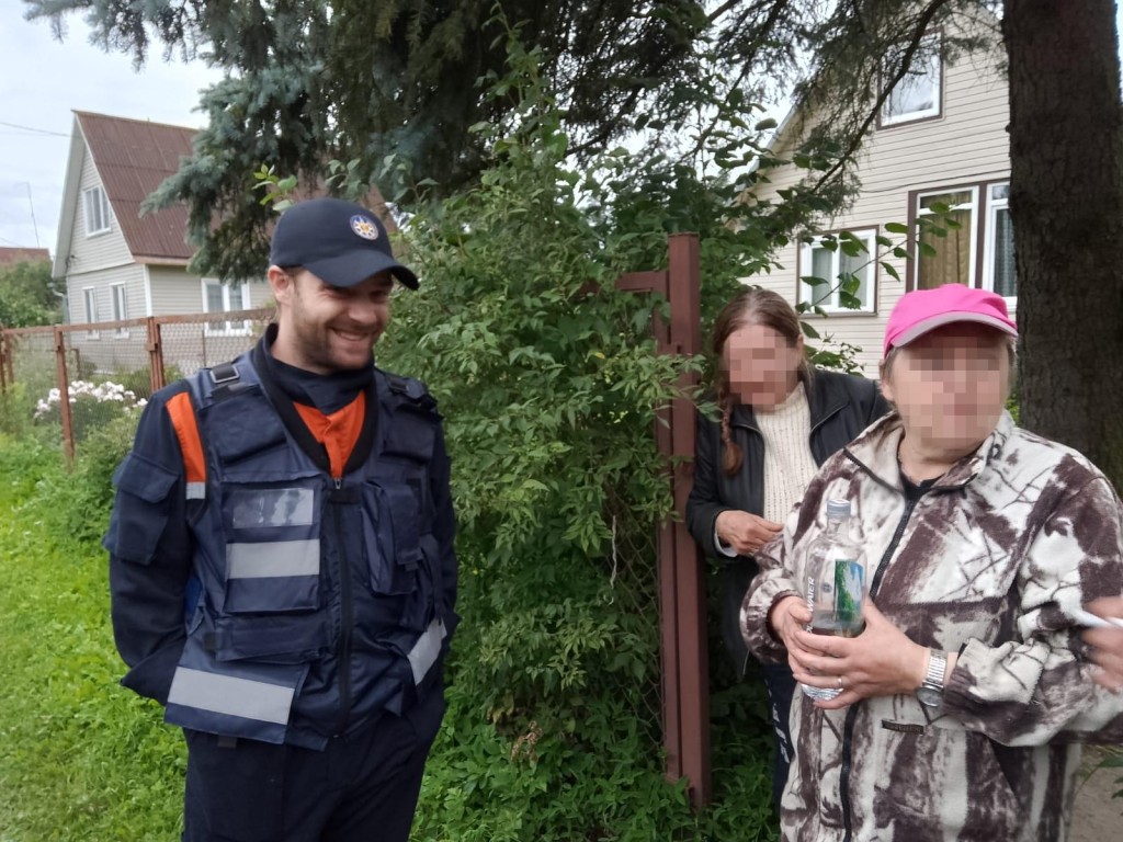В Красногорске спасатели нашли в лесу двух заблудившихся пенсионерок