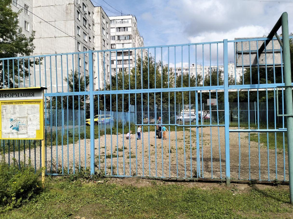 Возле дома 5 по проспекту Ленина по просьбе жителей модернизируют детскую площадку