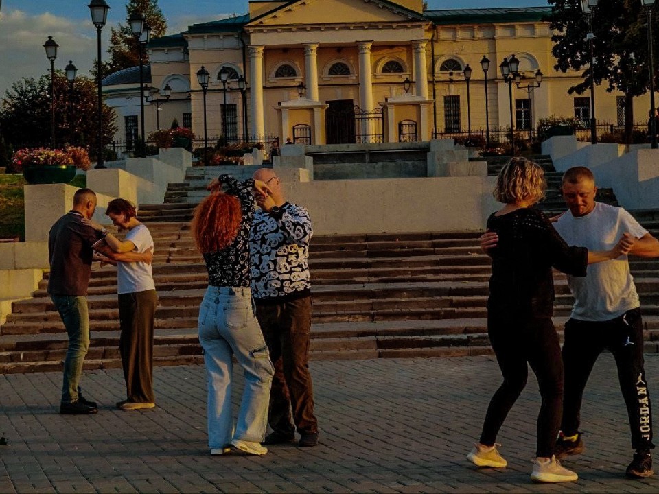 Танцевать бачату и сальсу научат в парке Мира
