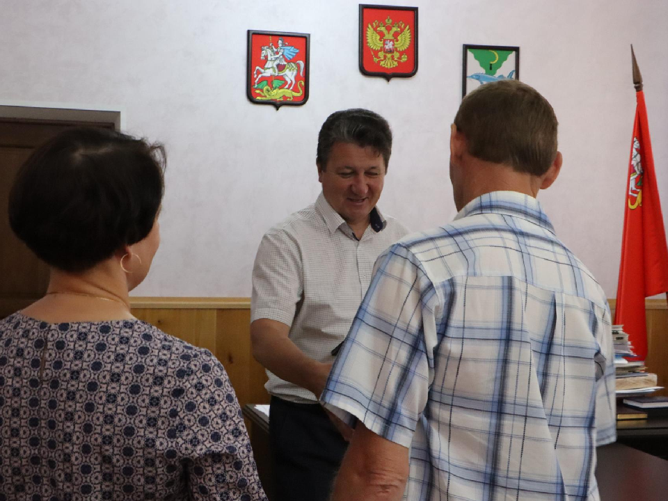 Глава Серебряных Прудов вручил жилищный сертификат собственнику аварийного жилья