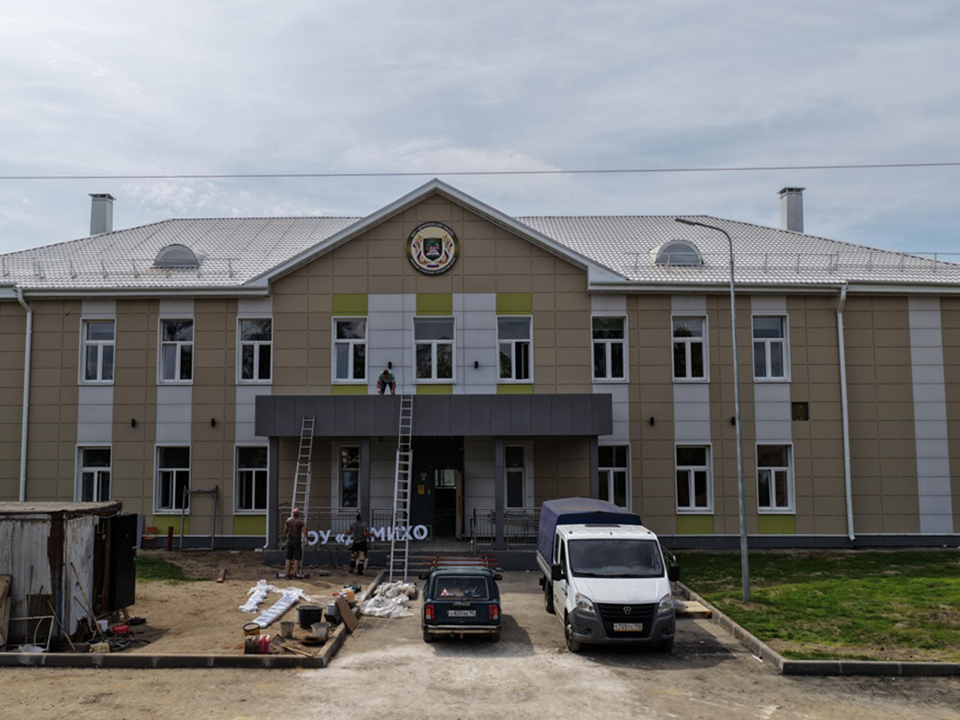 В Демиховском лицее начали устанавливать новую мебель перед открытием