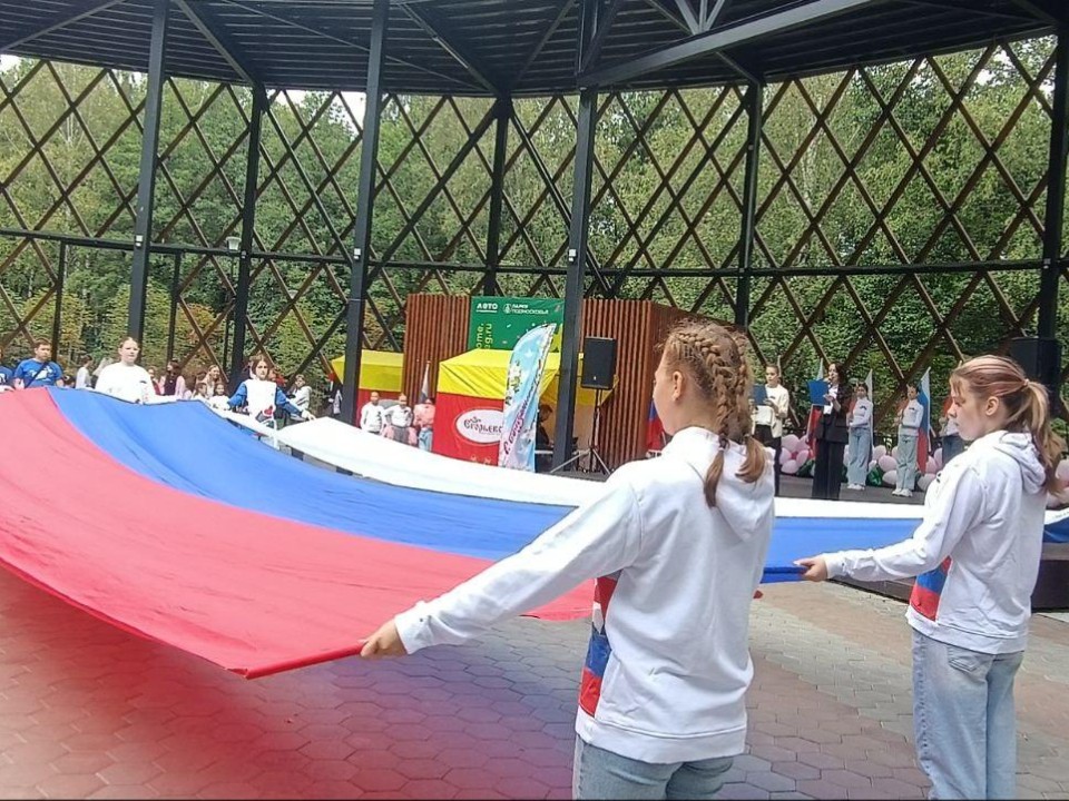 В Егорьевске развернули 25-метровый триколор