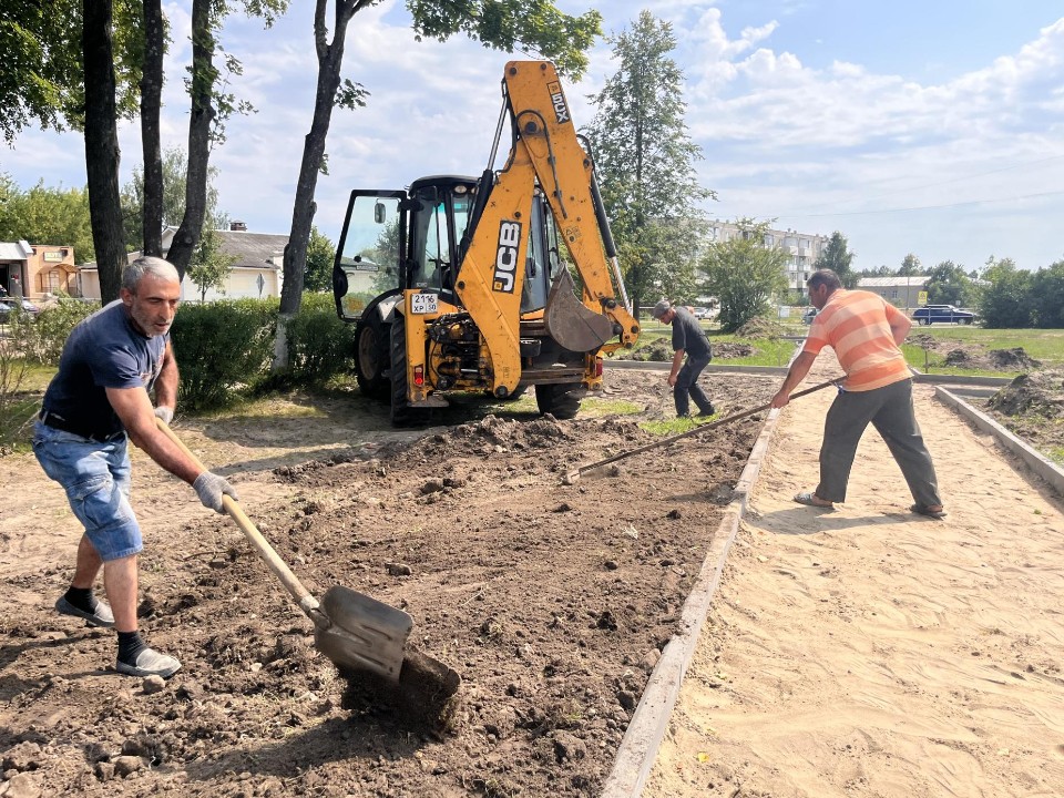 В Дмитровском Погосте возле памятника воинам прокладывают новые пешеходные дорожки