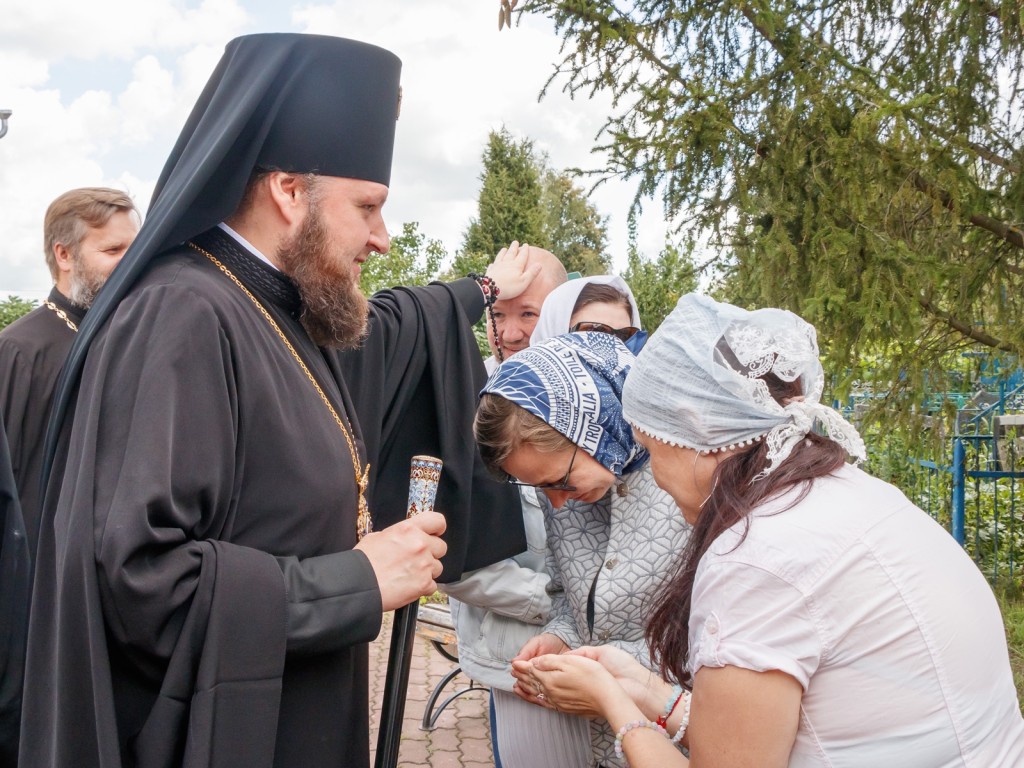 Символ веры и искусства: архиепископ Аксий совершил литургию в храме-школе звонарей