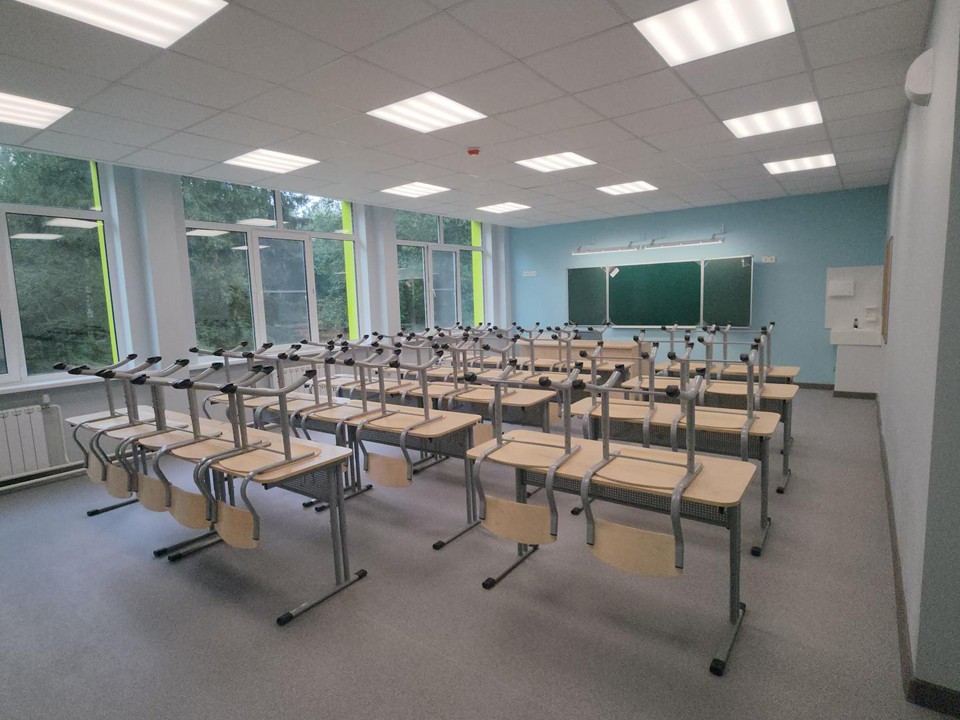 Новую мебель собирают в отремонтированных кабинетах школы №21 в Серкове