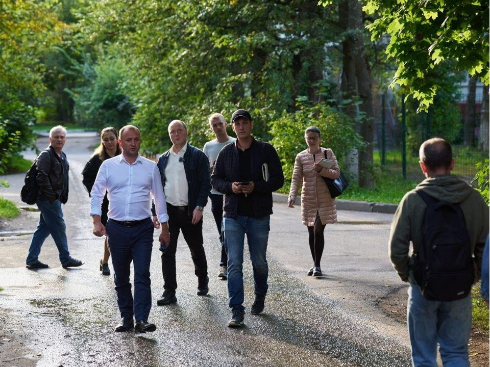 Денис Юрков проверил порядок на улицах Чехова и объяснил, что нужно исправить