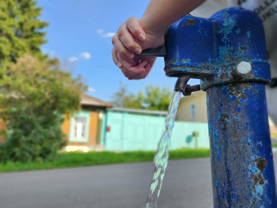 Вода в двух населенных пунктах Лотошина станет чище после промывки оборудования