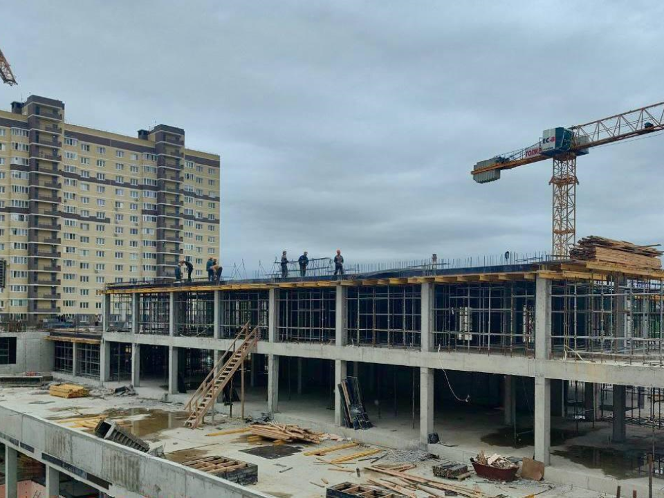 В поселке Свердловский возводят новую школу на 1100 учеников