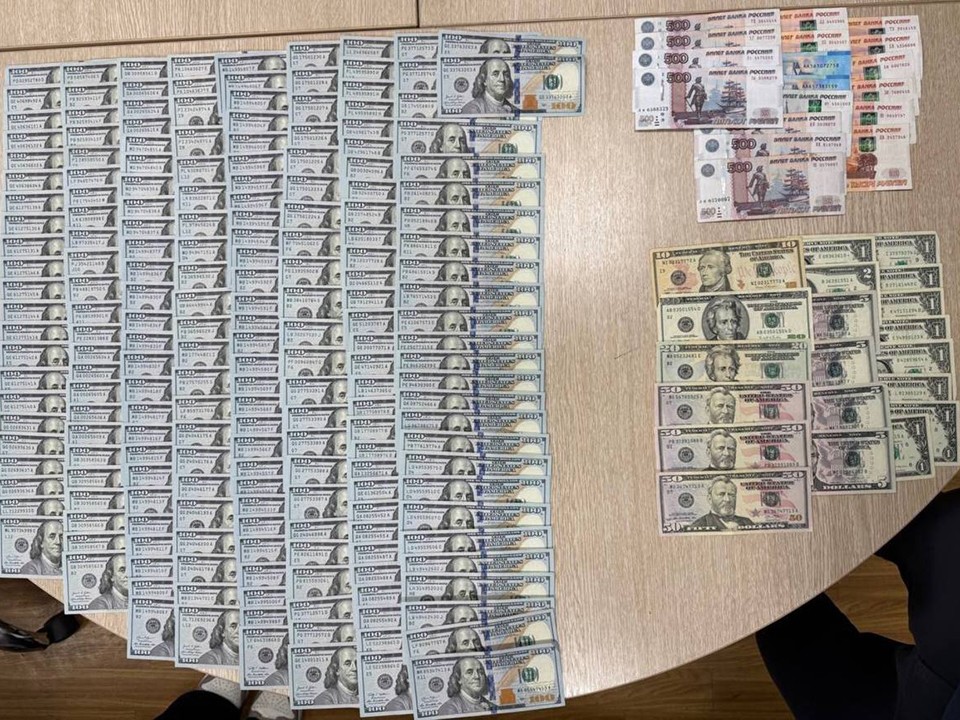 В Шереметьево таможенники пресекли незаконный вывоз $30 тыс.