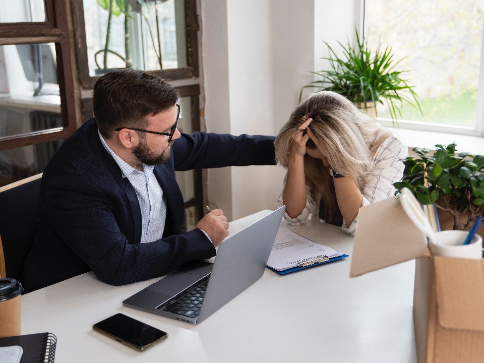 Юрист назвал ситуацию, в которой работодатель может забрать аванс сотрудника