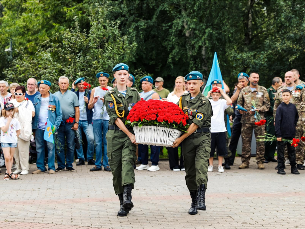 В Химках возложили цветы к мемориалам в честь 95-летия ВДВ