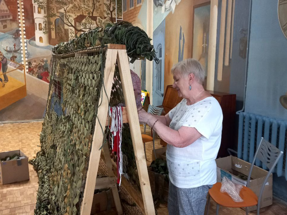 Электростальские волонтеры плетут маскировочные сети для участников СВО