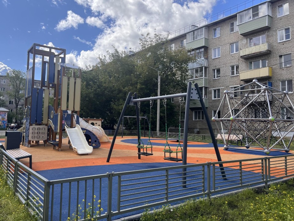 В Рошале на улице Советской установили новую детскую площадку
