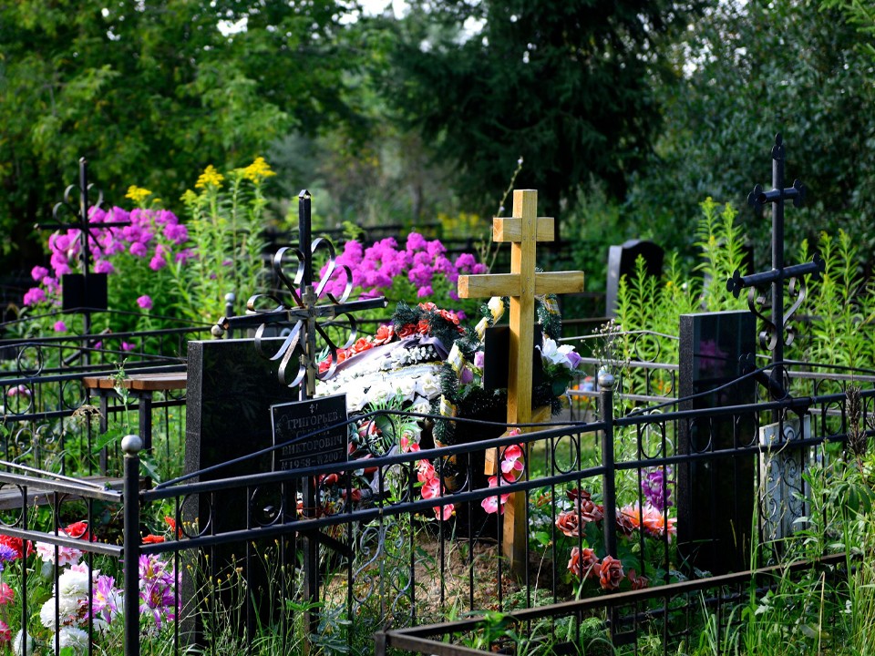Крадут кресты, ограды и столы с кладбищ: осквернителей могил ждет лишение свободы до 5 лет