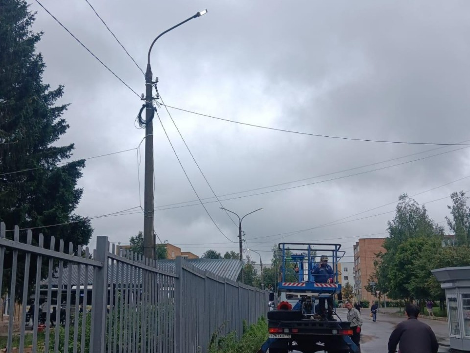 Коммунальщики починили уличные фонари в центре рабочего поселка