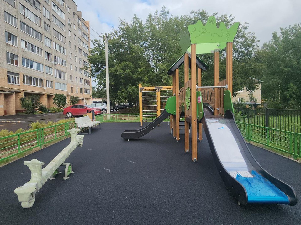 Новую детскую площадку установили в центре Правдинского