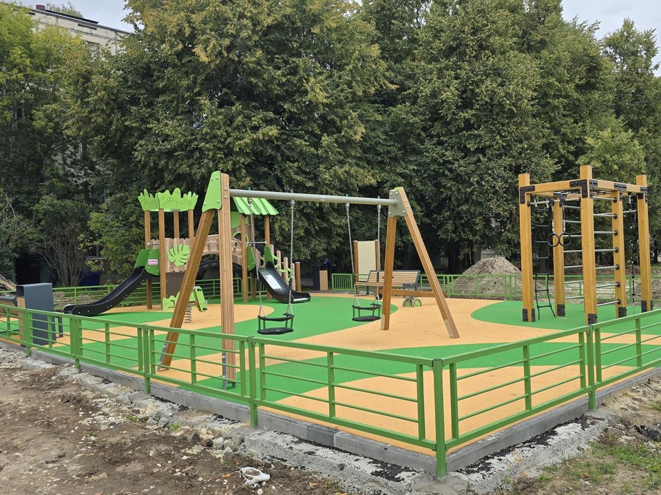 На улице Калинина открыли детскую игровую площадку в стиле джунглей