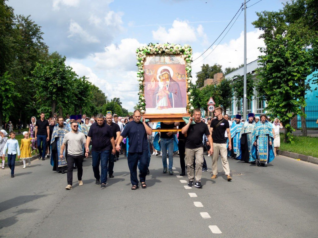 Чудотворную икону пронесли по улицам Серпухова