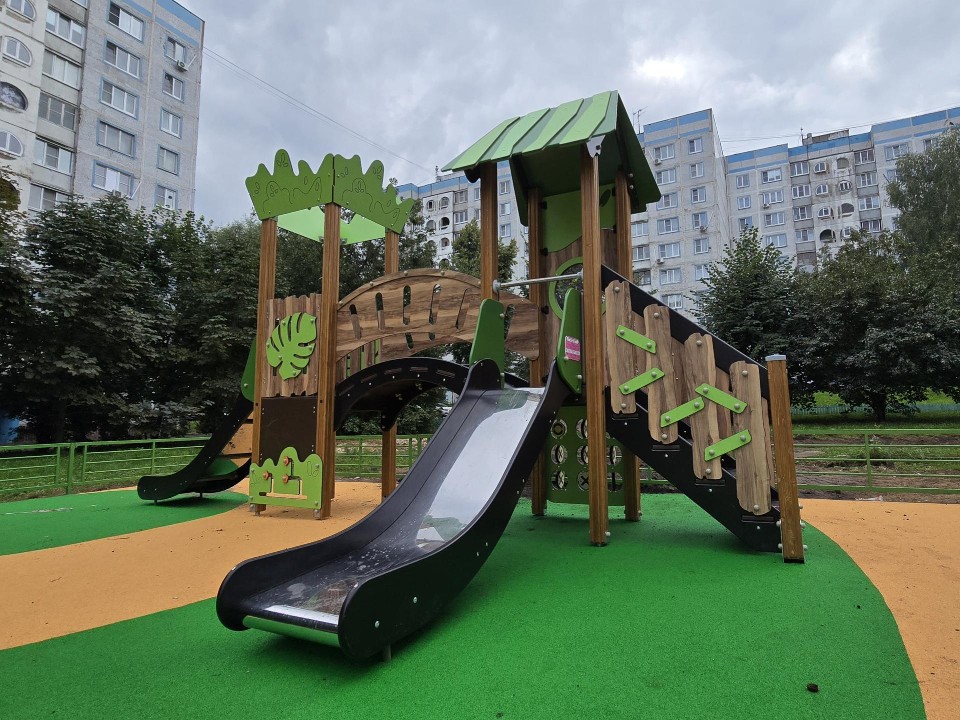 На улице Ленина открыли современный детский городок в стиле джунглей
