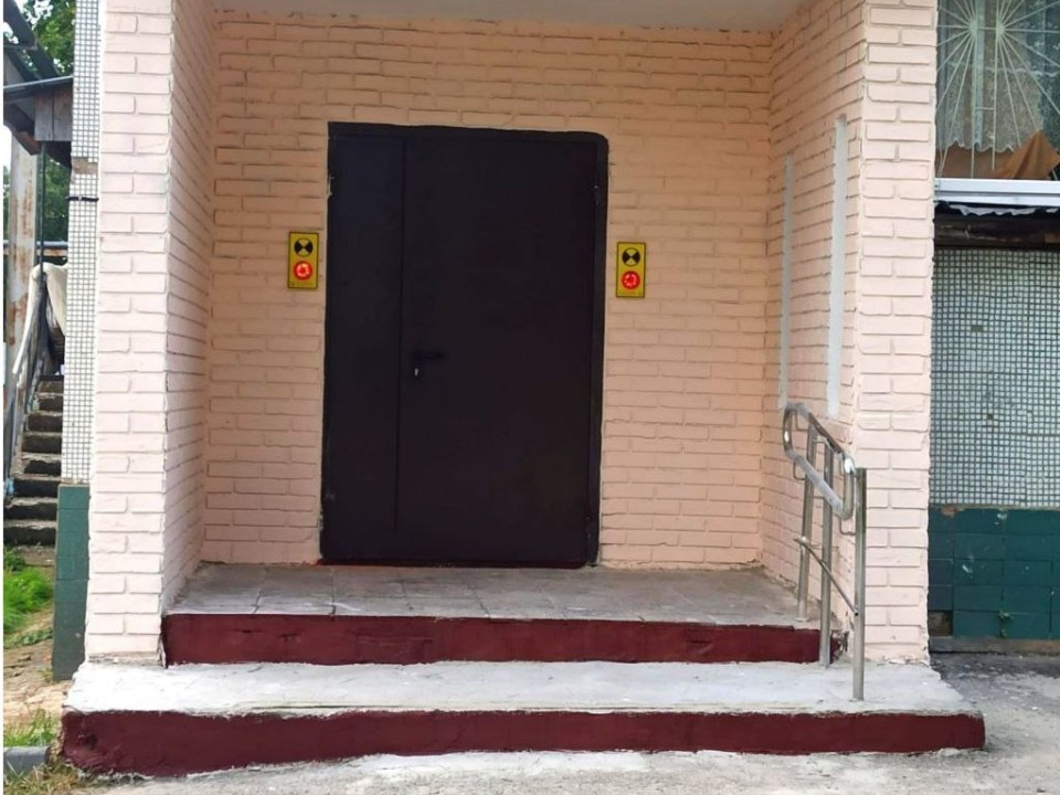 В лечебном корпусе больницы в поселке Павлова отремонтировали входную группу
