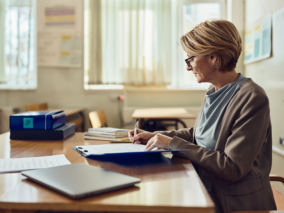 Учителя Подмосковья получат прибавку к зарплате до 20%