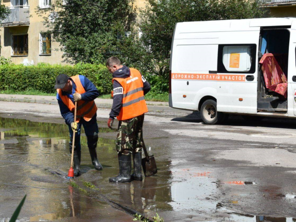 В Серпухове на Московском шоссе очистили канализацию и откачали воду после дождей