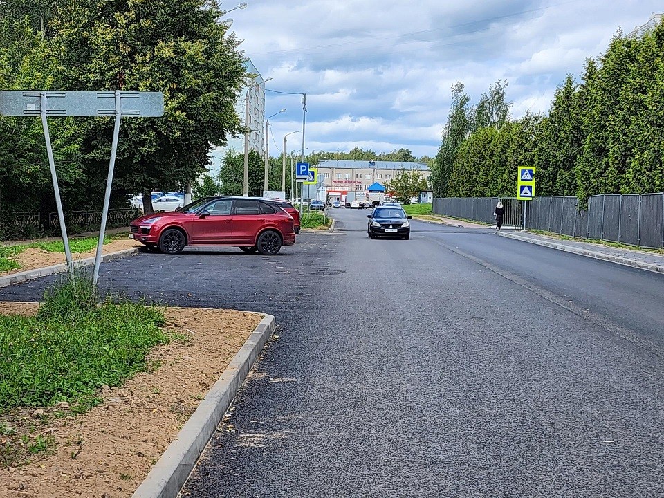 На улице Весенней переложили асфальт и расширили парковки