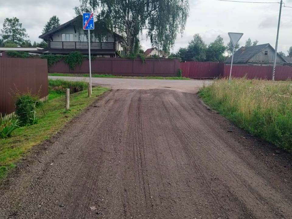 В деревне Афанасово отремонтировали подъездную дорогу