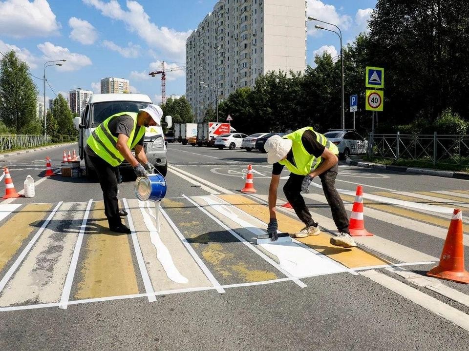 Дорожную разметку обновляют на дорогах Мытищ у школ и детсадов