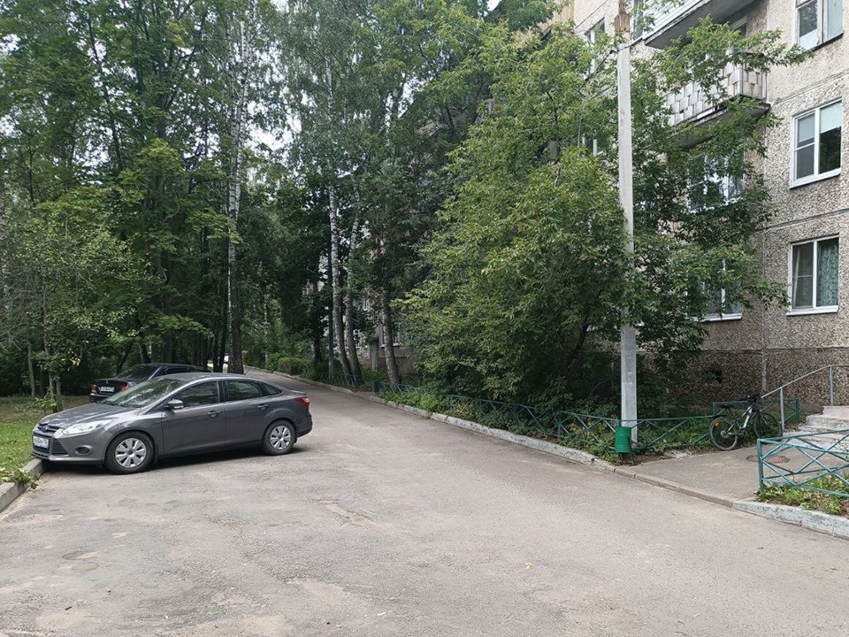 Угрожающее автомобилям дерево убрали с парковки во дворе дома в Пушкино