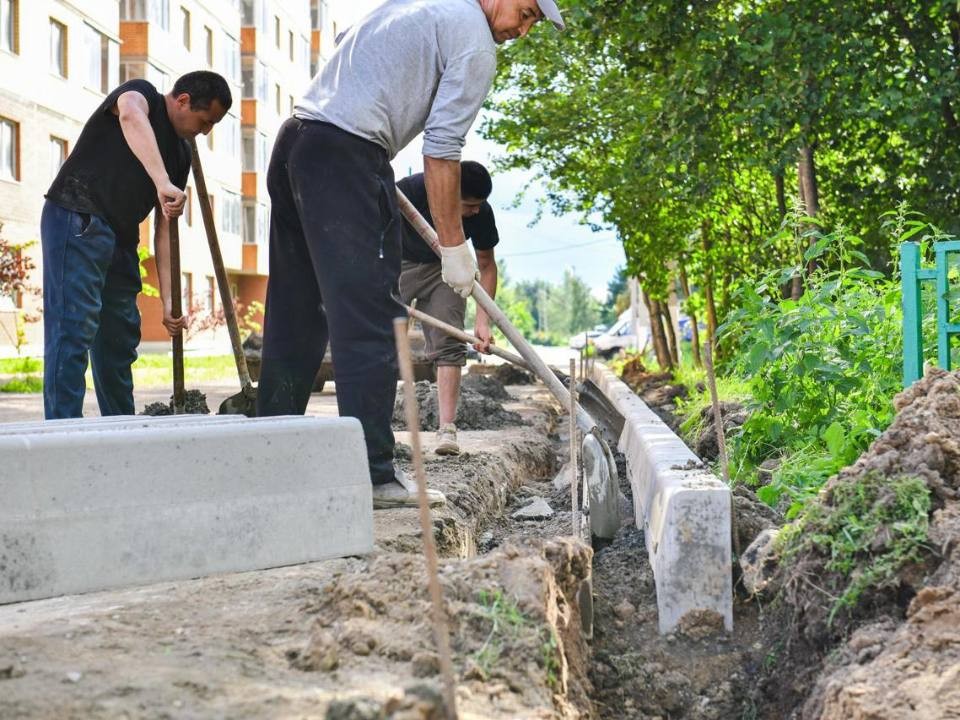 Специалисты приступили к ремонту покрытия в Луневском