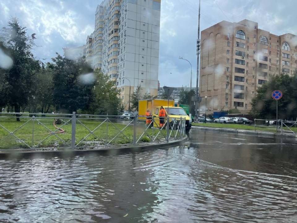 Красногорск оперативно справляется с последствиями ливня