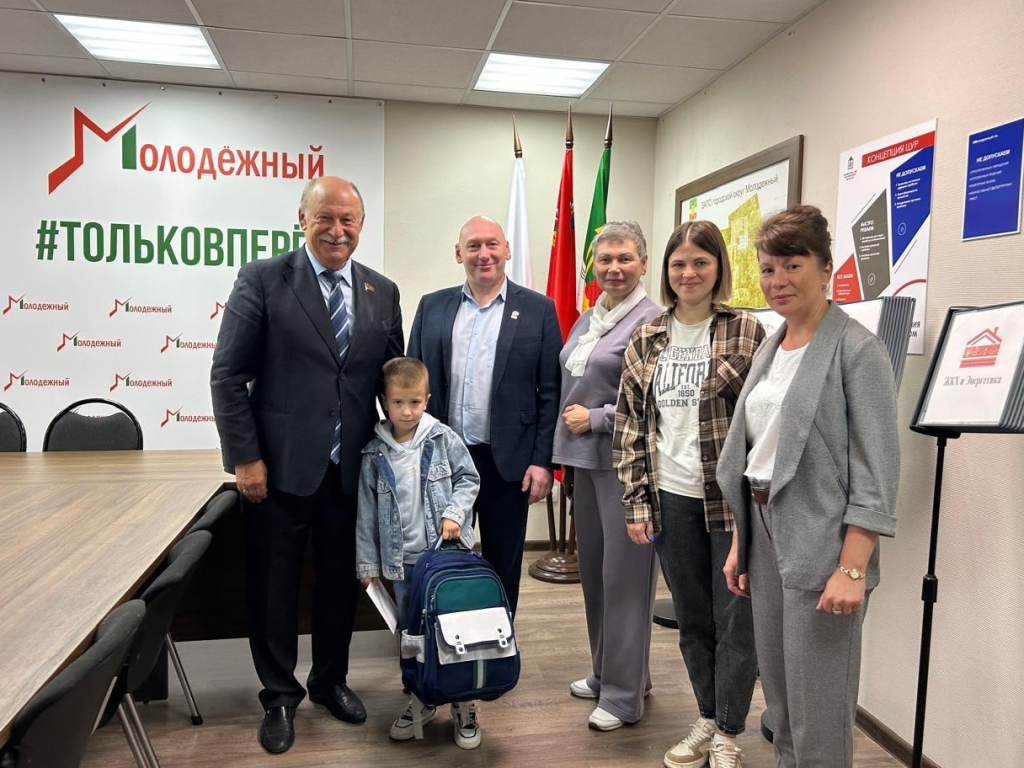 Первокласснику из Молодежного вручили школьный рюкзак к новому учебному году