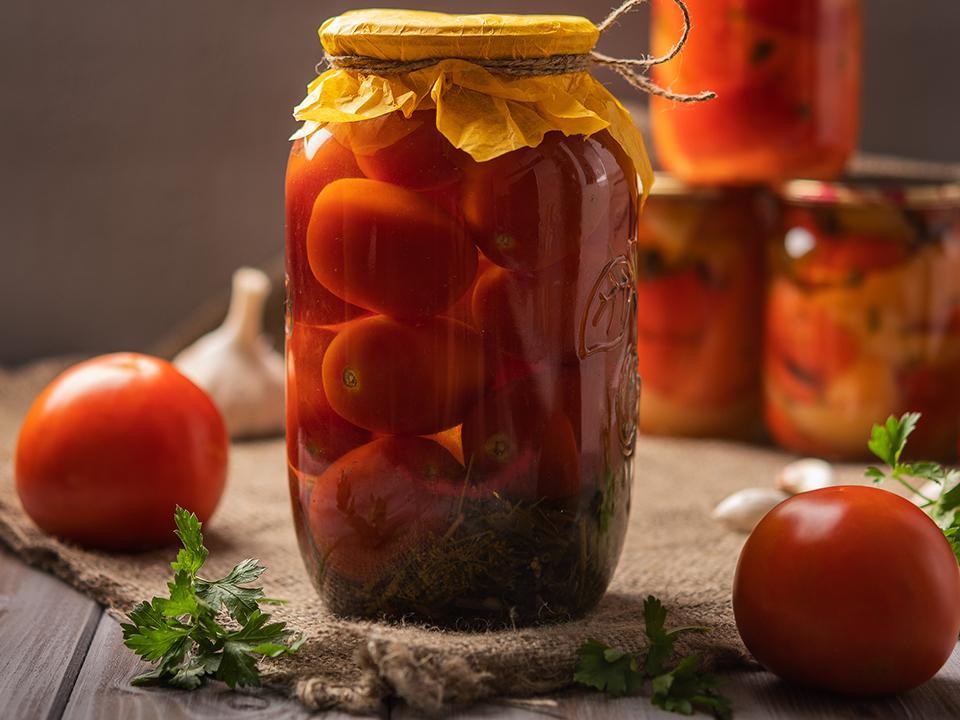 Вкусные квашеные помидоры: приготовить «как в бочке»
