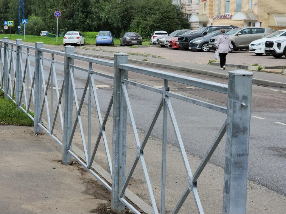 У школы №8 в Лобне установили новые ограждения пешеходного перехода