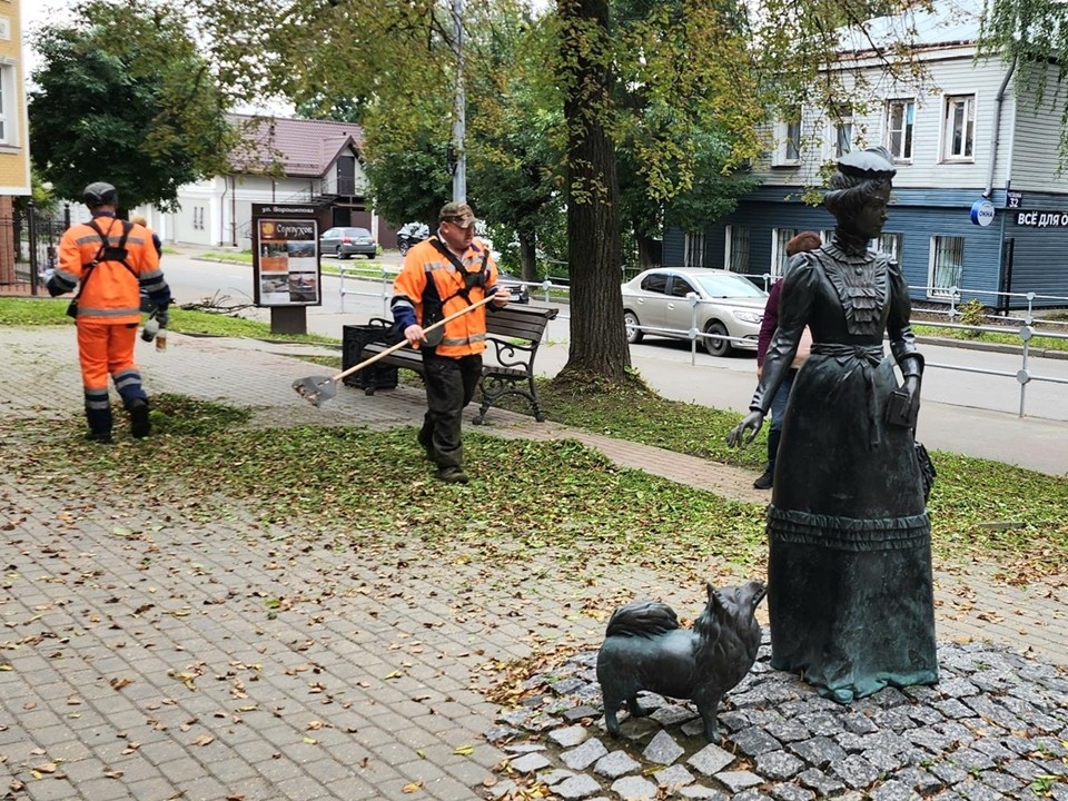 В Серпухове привели в порядок сквер со скульптурой «Дама с собачкой»