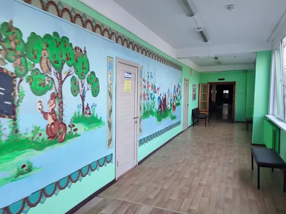 В Гжельской школе заменили деревянные окна на пластиковые и добавили освещения в актовом зале
