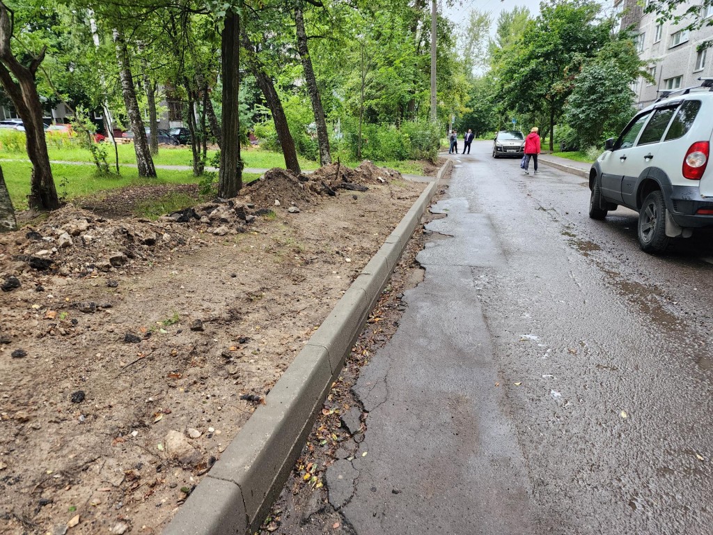 Во дворах на улице Полевой установили новые бордюры