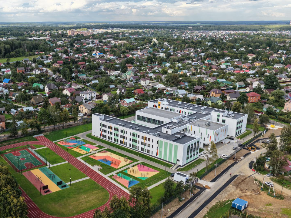 Новая трехэтажная школа в микрорайоне Барыбино готова к приему учащихся