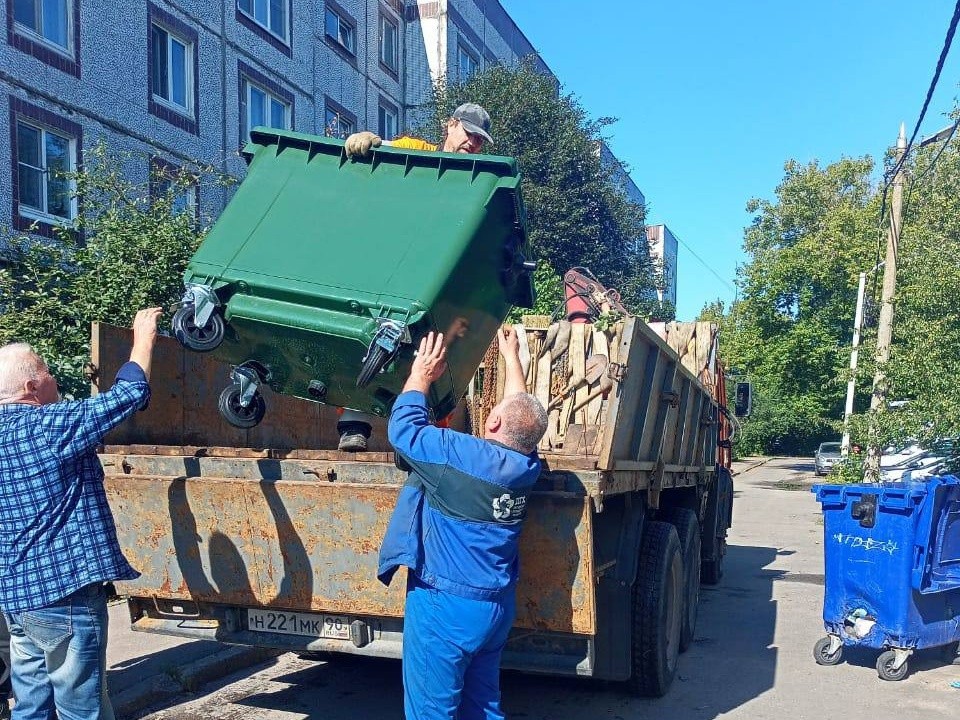 Контейнеры для сбора отходов обновили в домах с мусоропроводами