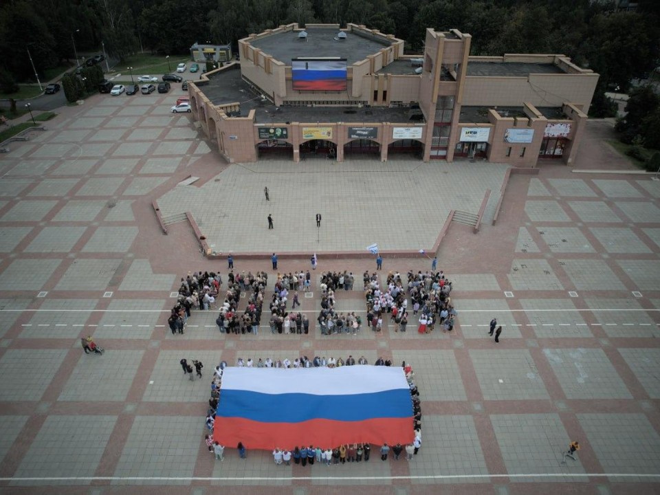 Огромный триколор растянули у «Мира»