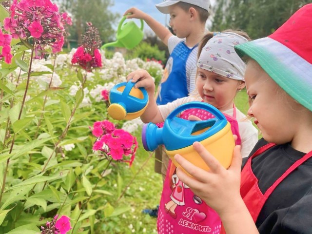 Настоящий цветочный рай устроили малыши с воспитательницей в Осташевском детсаду