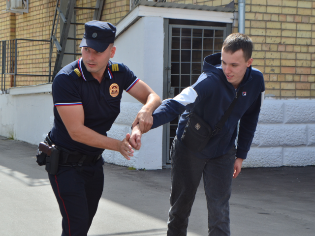 Наро-Фоминские полицейские провели «Зарядку со стражем порядка» для молодежи