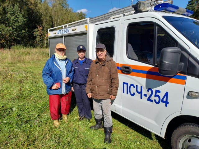 Спасатели разыскали мужчину и женщину, заблудившихся в лесу под Павловским Посадом